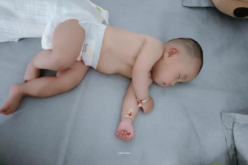 惠东宝宝拍嗝的正确方法